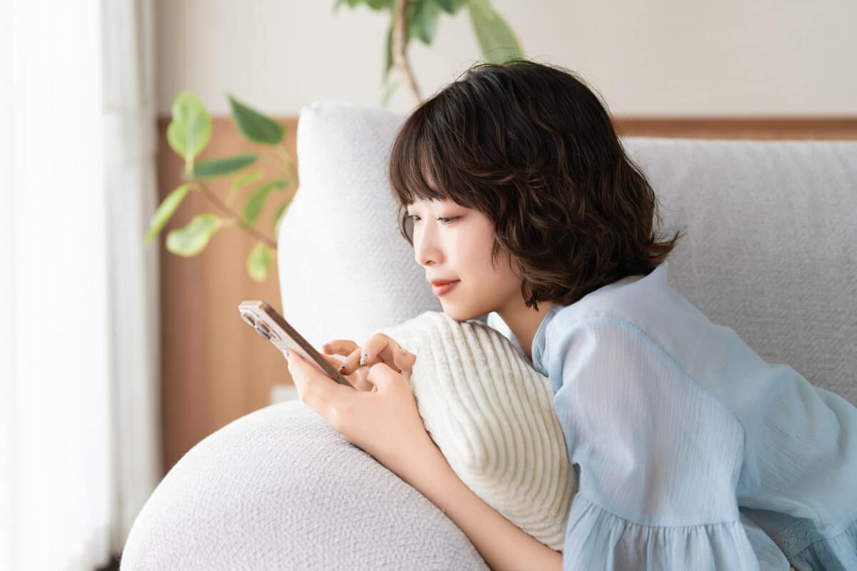 アパートを検索する女性